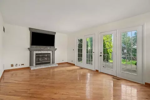 Living - 1457 Beaumont Cir, Bartlett, IL 60103 photo 4 of 6