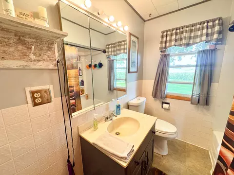 Bath - 1143 Oak St, Eldena, IL 61324 photo 1 of 3