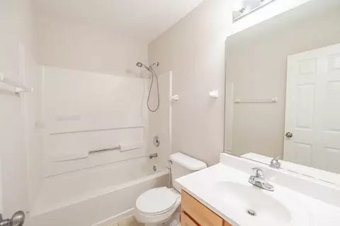 Bath - 1401 Bridgehampton Dr, Plainfield, IL 60586 photo 4 of 4