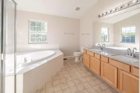 Bath - 1401 Bridgehampton Dr, Plainfield, IL 60586 photo 2 of 4