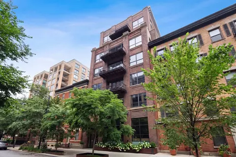 152 W Huron St #4, Chicago, IL 60654