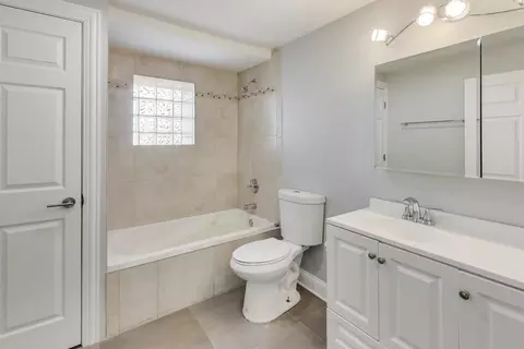 Bath - 313 E 60th St #1, Chicago, IL 60637 photo 2 of 2