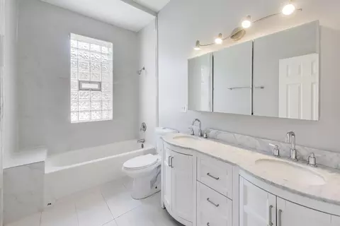 Bath - 313 E 60th St #1, Chicago, IL 60637 photo 1 of 2