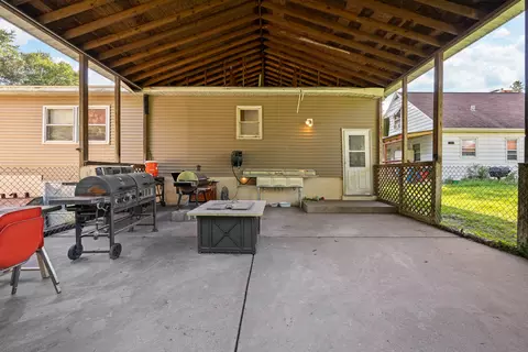 Exterior - 515 8th St, Silvis, IL 61282 photo 4 of 10