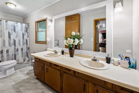 Bath - 515 8th St, Silvis, IL 61282 photo 1 of 2