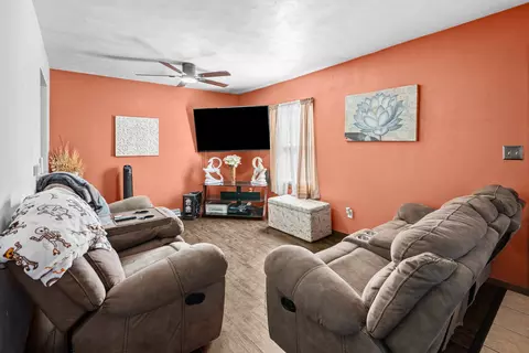 Living - 515 8th St, Silvis, IL 61282 photo 1 of 2