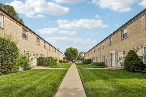 Exterior - 852 Colonial Dr #E, Wheeling, IL 60090 photo 4 of 4