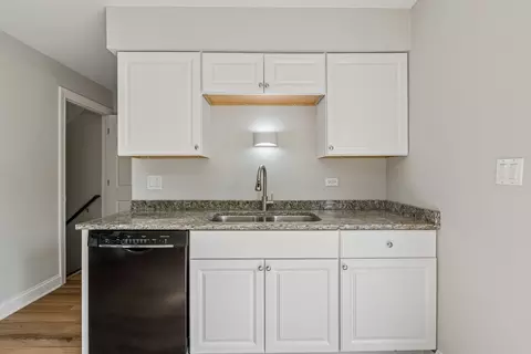 Kitchen - 852 Colonial Dr #E, Wheeling, IL 60090 photo 4 of 4