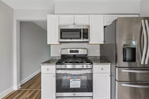 Kitchen - 852 Colonial Dr #E, Wheeling, IL 60090 photo 3 of 4