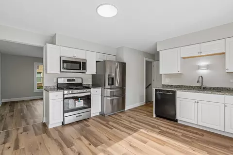 Kitchen - 852 Colonial Dr #E, Wheeling, IL 60090 photo 2 of 4