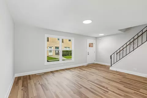 Living - 852 Colonial Dr #E, Wheeling, IL 60090 photo 3 of 4