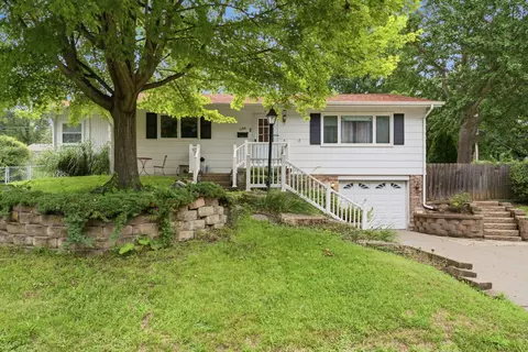 1106 Summit Hills Dr, Bettendorf, IA 52722