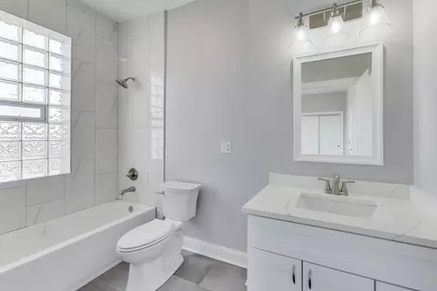 Bath - 313 E 60th St #4, Chicago, IL 60637 photo 1 of 2