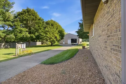 Exterior - 7919 E 1425 North Rd N, Bloomington, IL 61705 photo 7 of 9