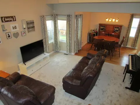 Living - 1716 Kingtree Dr, Morris, IL 60450 photo 3 of 3