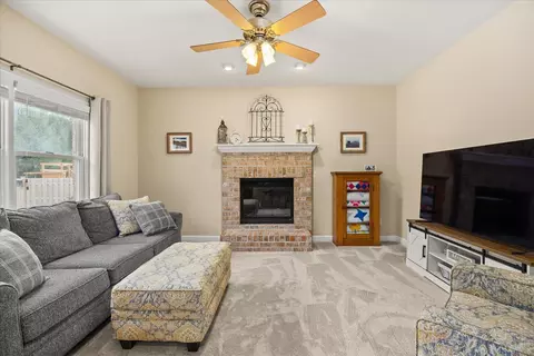 Living - 1716 Kingtree Dr, Morris, IL 60450 photo 3 of 4