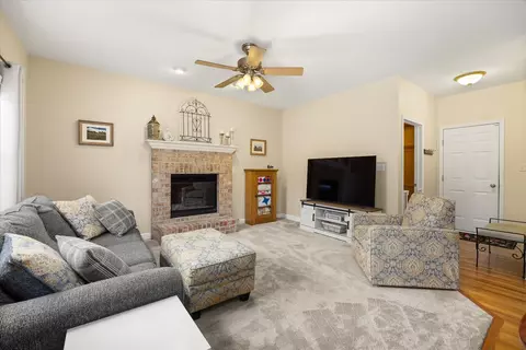Living - 1716 Kingtree Dr, Morris, IL 60450 photo 2 of 4
