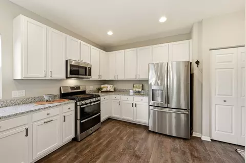 Kitchen - 322 Longview Dr, Elgin, IL 60124 photo 4 of 4