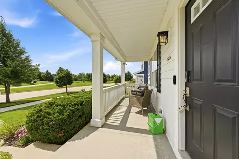 Exterior - 322 Longview Dr, Elgin, IL 60124 photo 3 of 8