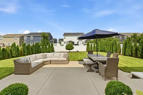 Exterior - 322 Longview Dr, Elgin, IL 60124 photo 4 of 8
