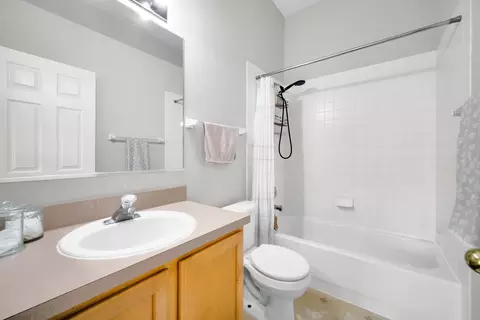 Bath - 2451 Stonegate Rd, Algonquin, IL 60102 photo 3 of 3