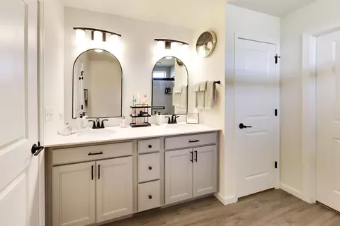 Bath - 4291 Wanderlust Dr, Algonquin, IL 60102 photo 2 of 5