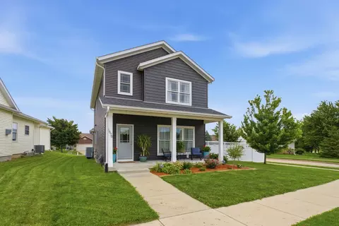 1678 Olde Brandy Ln, Davenport, IA 52807