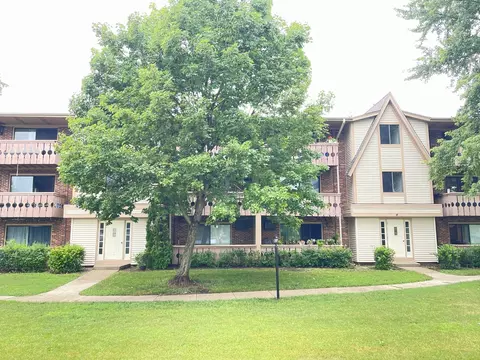 4 Parkside Ct #7, Vernon Hills, IL 60061