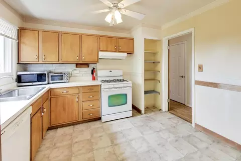 Kitchen - 41 Redwood Trl, Wheeling, IL 60090 photo 1 of 3
