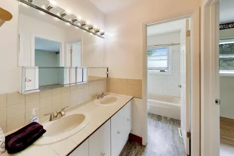 Bath - 41 Redwood Trl, Wheeling, IL 60090 photo 1 of 4