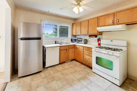 Kitchen - 41 Redwood Trl, Wheeling, IL 60090 photo 2 of 3