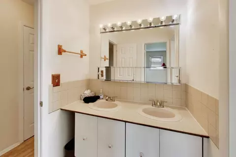 Bath - 41 Redwood Trl, Wheeling, IL 60090 photo 2 of 4