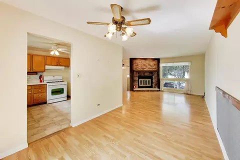 Living - 41 Redwood Trl, Wheeling, IL 60090 photo 4 of 4