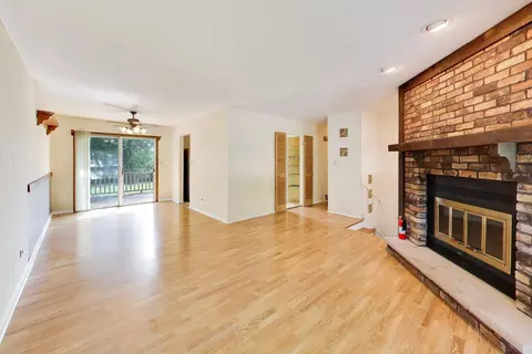 Living - 41 Redwood Trl, Wheeling, IL 60090 photo 3 of 4