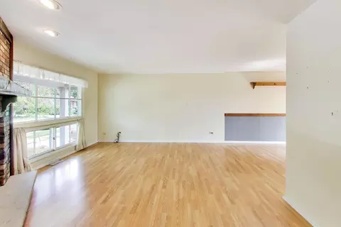 Living - 41 Redwood Trl, Wheeling, IL 60090 photo 2 of 4