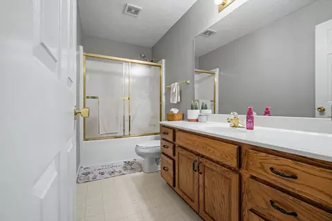 Bath - 4 Everett Ct, Bloomington, IL 61705 photo 2 of 3