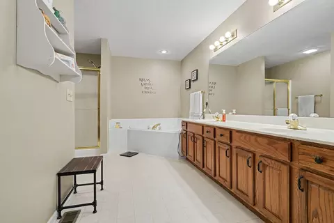 Bath - 4 Everett Ct, Bloomington, IL 61705 photo 1 of 3