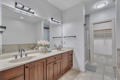 Bath - 4412 River Dr #402, Moline, IL 61265 photo 2 of 4