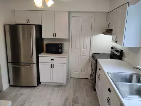 Kitchen - 218 Brookside Ln #B, Willowbrook, IL 60527 photo 2 of 3