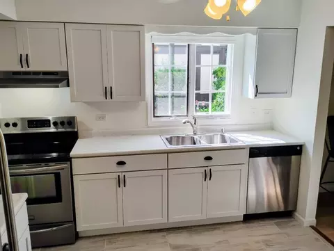 Kitchen - 218 Brookside Ln #B, Willowbrook, IL 60527 photo 1 of 3