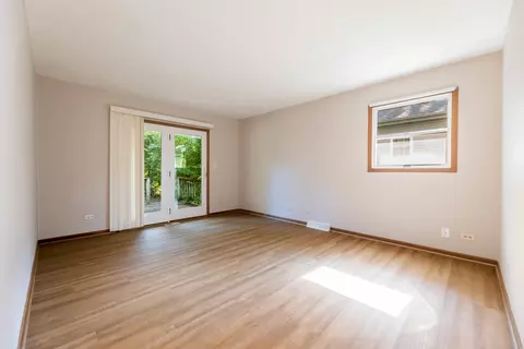 Living - 2516 Red Oak Trl, Crest Hill, IL 60403 photo 2 of 2