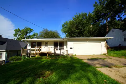 708 15th St, Bettendorf, IA 52722
