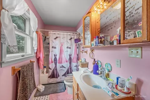 Bath - 122 S Edison Ave, Elgin, IL 60123 photo 2 of 2