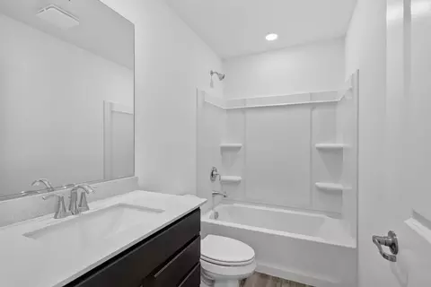 Bath - 519 Red Oak Cir, Volo, IL 60020 photo 2 of 2