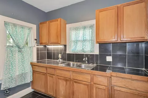 Kitchen - 850 E Bourbonnais St, Kankakee, IL 60901 photo 2 of 3