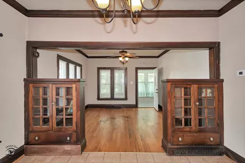 Living - 850 E Bourbonnais St, Kankakee, IL 60901 photo 1 of 5