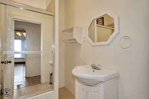 Bath - 850 E Bourbonnais St, Kankakee, IL 60901 photo 1 of 3