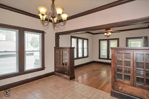 Living - 850 E Bourbonnais St, Kankakee, IL 60901 photo 2 of 5