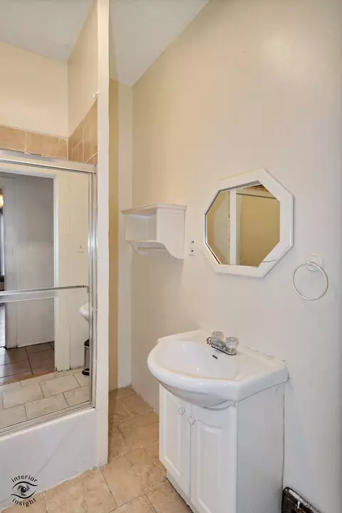 Bath - 850 E Bourbonnais St, Kankakee, IL 60901 photo 2 of 3