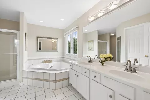 Bath - 1250 Tunbridge Trl, Algonquin, IL 60102 photo 2 of 3